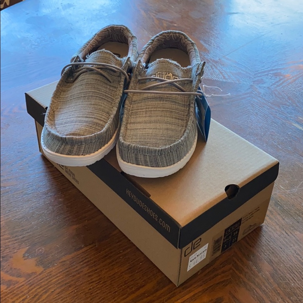 Hey Dude Wally Youth Boys Shoes size 4/5 BNIB